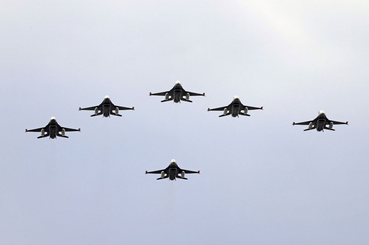 CABA: Antes de la presentación, los F-16 sobrevolaron por Casa Rosada afp