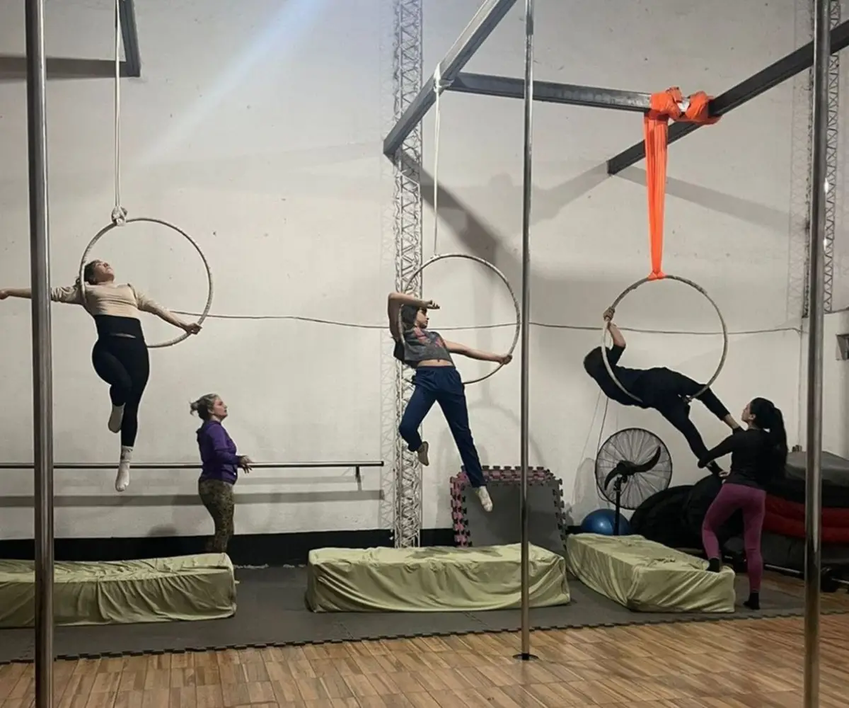 PRÁCTICA. La danza aérea se profesionaliza con el diplomado que conduce Lulú Torrens y que sigue en 2026.