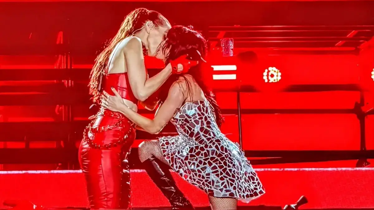 El beso de Lali Espósito y Natalia Oreiro durante su show juntas en Uruguay