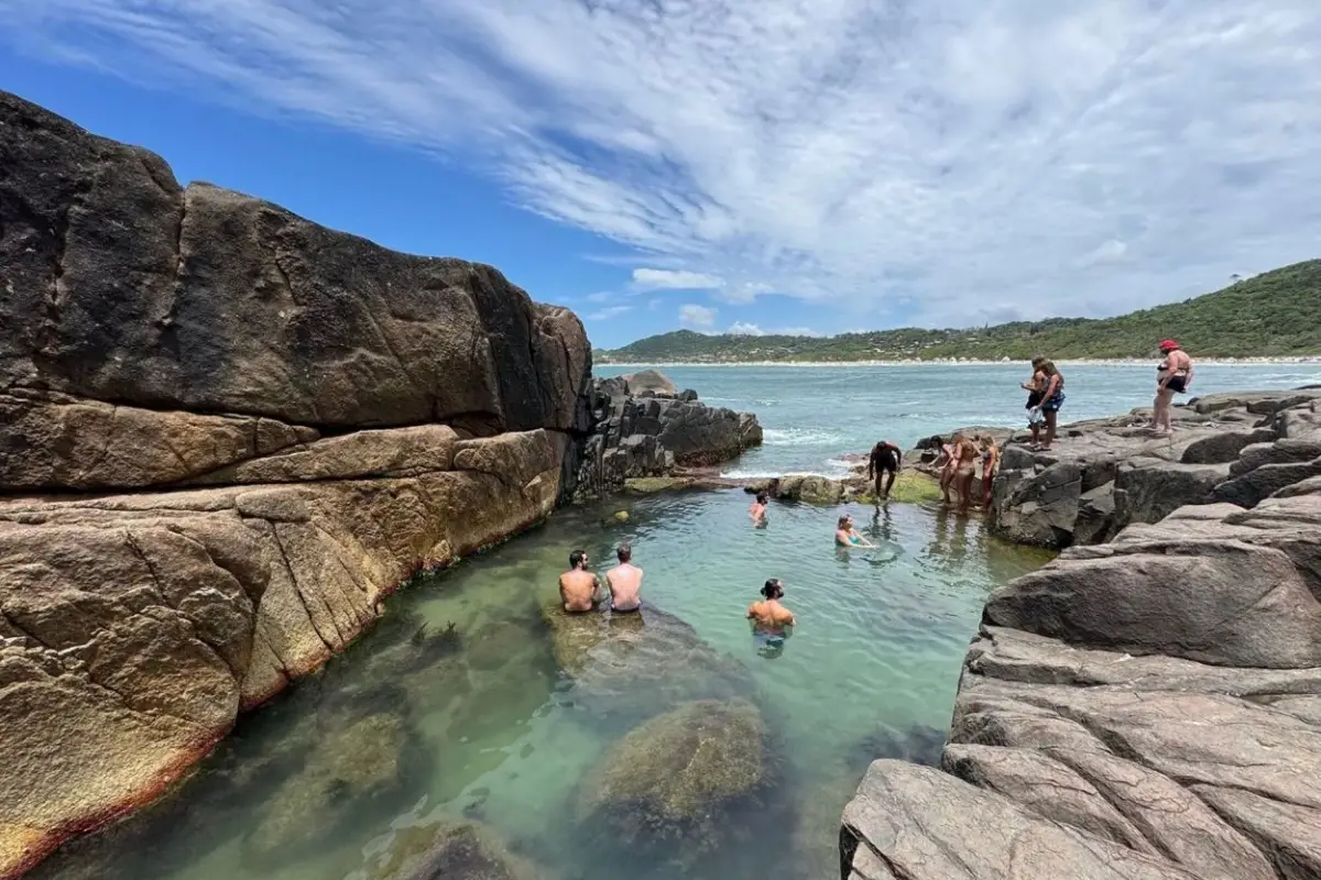 ATRACTIVOS. En Praia da Rosa hay naturaleza, olas y arena finita.