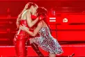 Lali Espósito y Natalia Oreiro cantaron juntas: el fogozo beso que encendió al público
