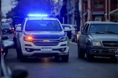 Un policía atropelló a un motociclista y luego le disparó y mató a un familiar que lo reconoció en la comisaría