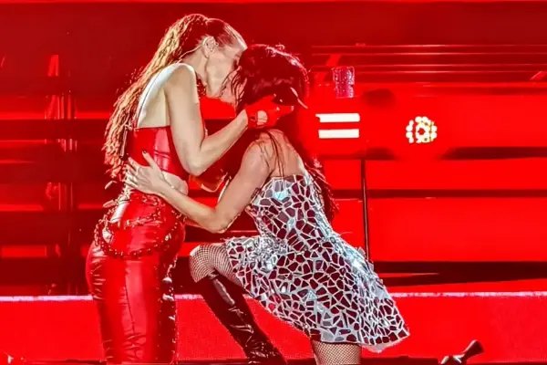 Lali Espósito y Natalia Oreiro cantaron juntas: el fogozo beso que encendió al público