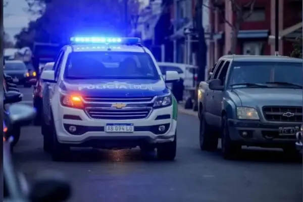 Un policía atropelló a un motociclista y luego le disparó y mató a un familiar que lo reconoció en la comisaría