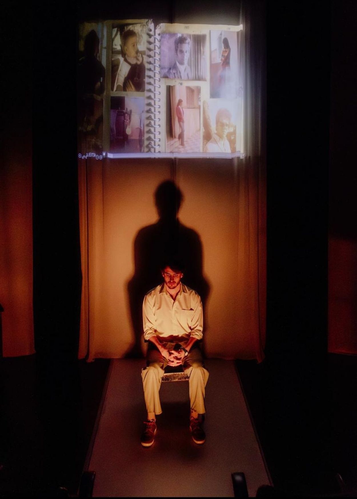 SORPRESA. La escenografía cambia varias veces e incluye proyecciones.