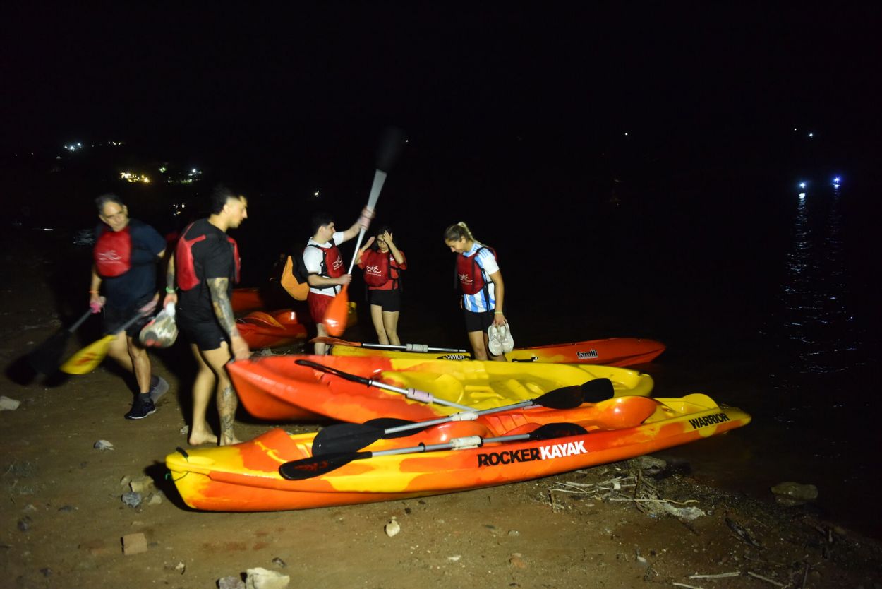 CHEQUEO. Algunos de los remeros chequean los kayaks, a poco de salir del agua.