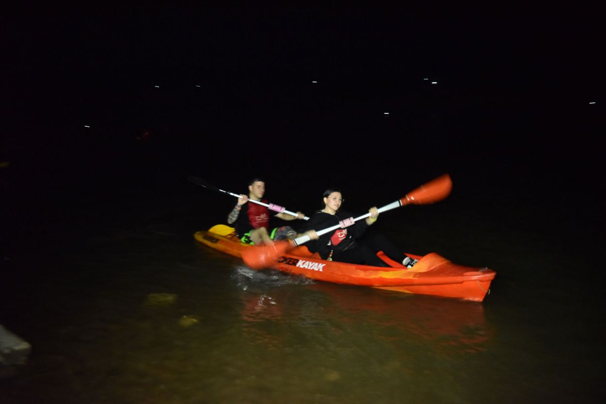 EN ACCIÓN. Los participantes se las ingeniaron para remar en medio de la noche.
