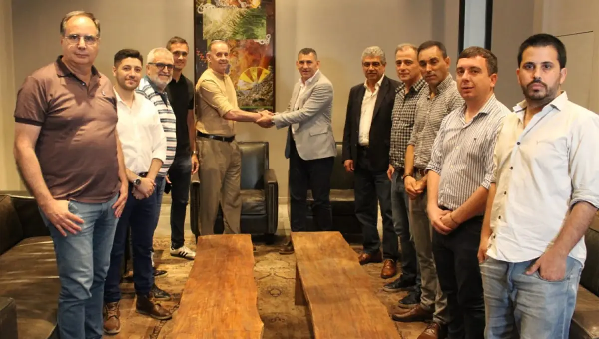 CAMARADERÍA. Dirigentes de Atlético Tucumán y de San Martín se encontraron el viernes en un hotel de la zona del Abasto. 