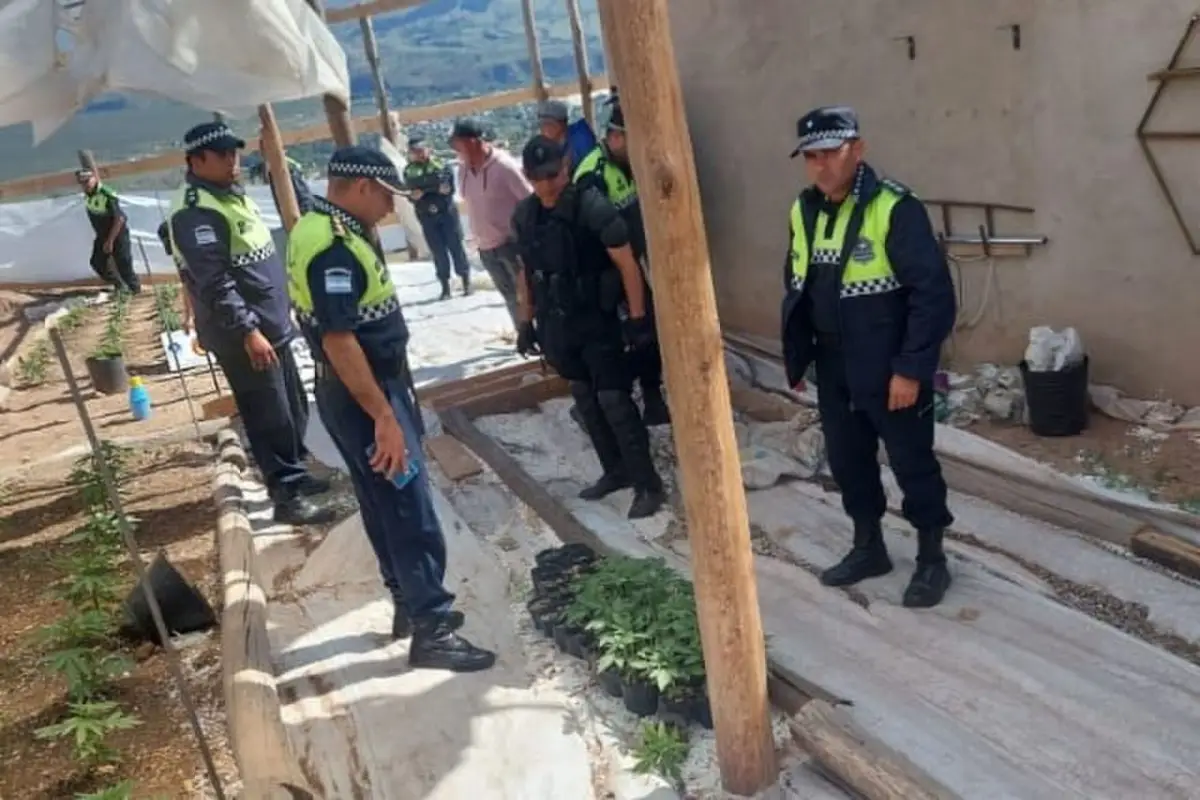 ACTUACIÓN. Efectivos policiales efectúan el procedimiento en el domicilio ubicado en El Mollar.