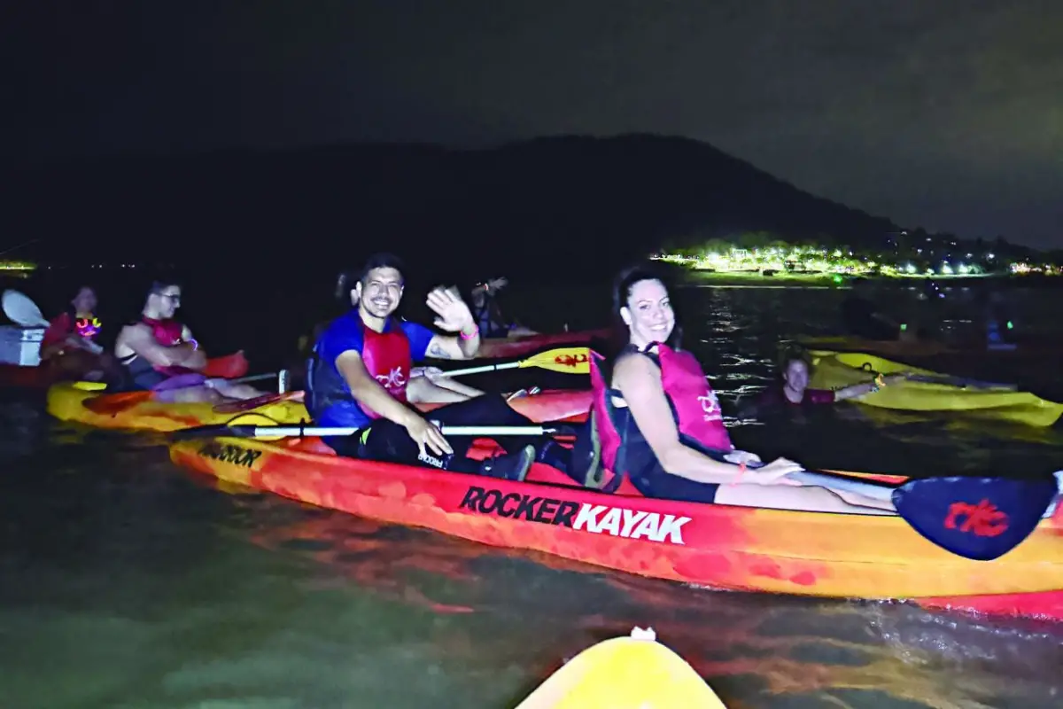 FELICES. Algunos de los participantes de la remada nocturna, luego de la actividad que se realizó en las aguas del lago de El Cadillal. 