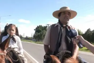Una travesía de fe: viaja a caballo con su nieta hacia Lules para homenajear a la Virgen