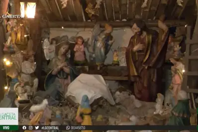 Un universo navideño bien tucumano: el pesebre de 250 piezas que une a tres generaciones