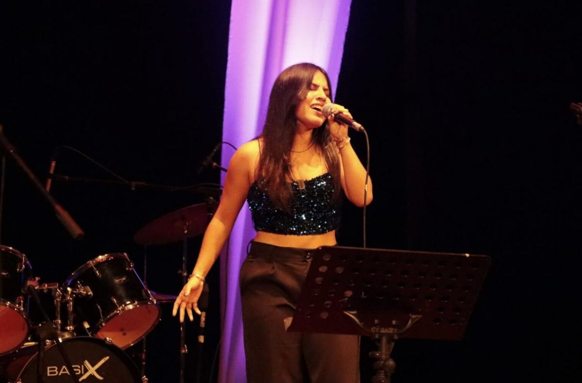 DE EDUCACIÓN FÍSICA. Paula Cáceres sorprendió con su fuerza vocal y se quedó con el tercer puesto. / INSTAGRAM @paucaceresx