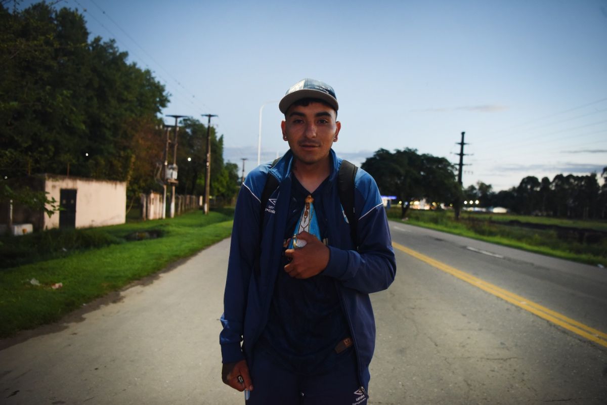 DULCE ESPERA. Joel caminó por más de seis horas para pedirle a la Virgen por el próximo nacimiento de su hija. LA GACETA/ FOTO DE ANALÍA JARAMILLO