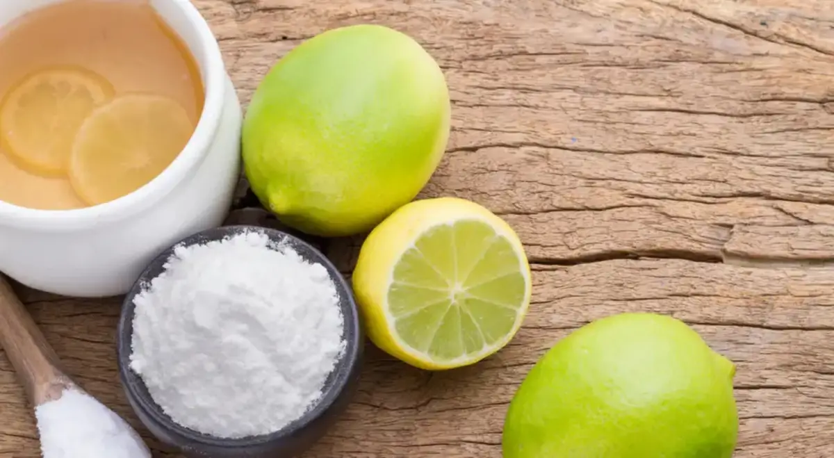 Cáscaras de limón y bicarbonato: para qué sirve esta mezcla casera y por qué cada vez más expertos la recomiendan