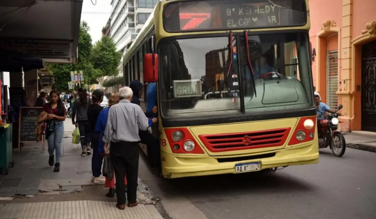 Se promulgó la suba del boleto en la capital tucumana: por qué todavía se paga $950 y no $1.250