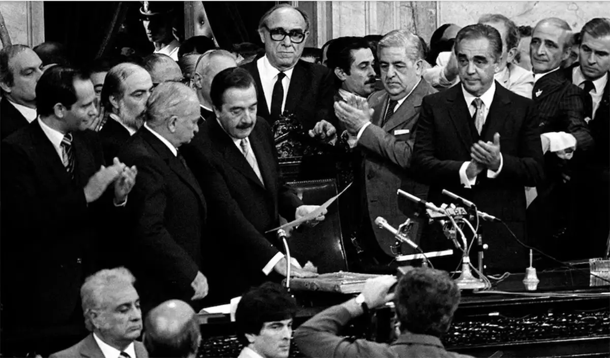 EFEMÉRIDE. Raúl Alfonsín jura como Presidente Constitucional de la Argentina en el Congreso de la Nación tras más de siete años de dictadura en el país.