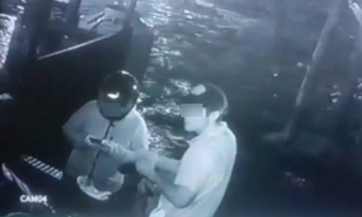 Le ofreció ayuda a una mujer varada con su moto y terminó robándole el celular