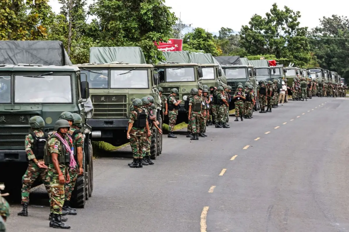 CONVOY. Soldados camboyanos se alinean junto a lanzacohetes en la provincia de Preah Vihear.
