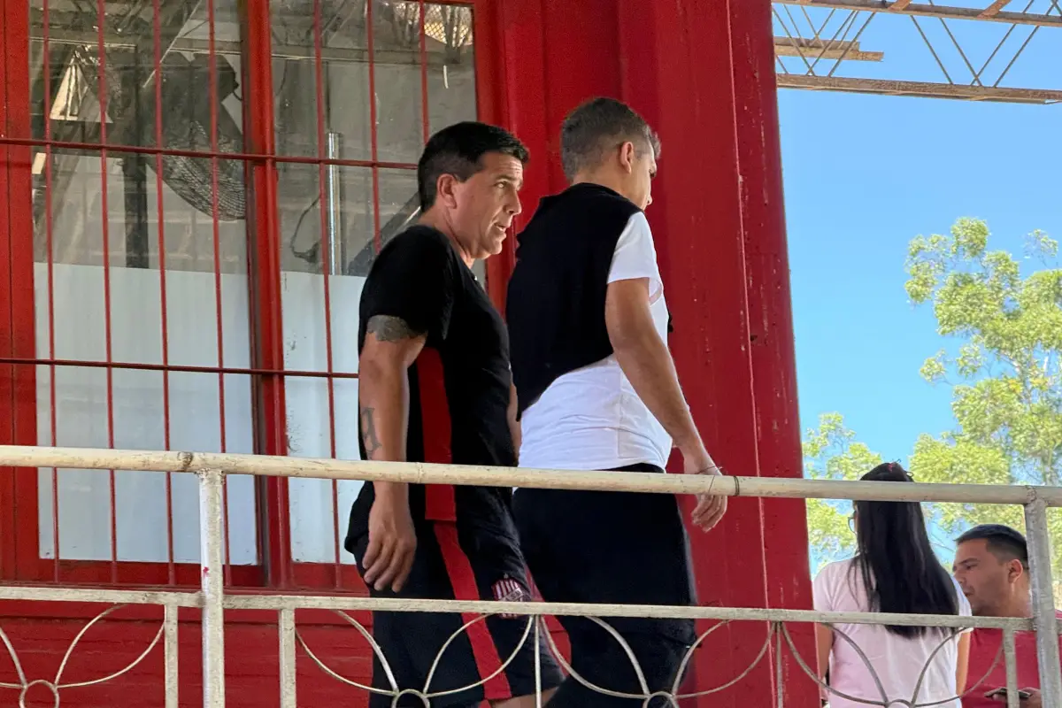 CHARLA. Campodónico y Pérez Castro dialogan en el primer predio del edificio central del complejo.