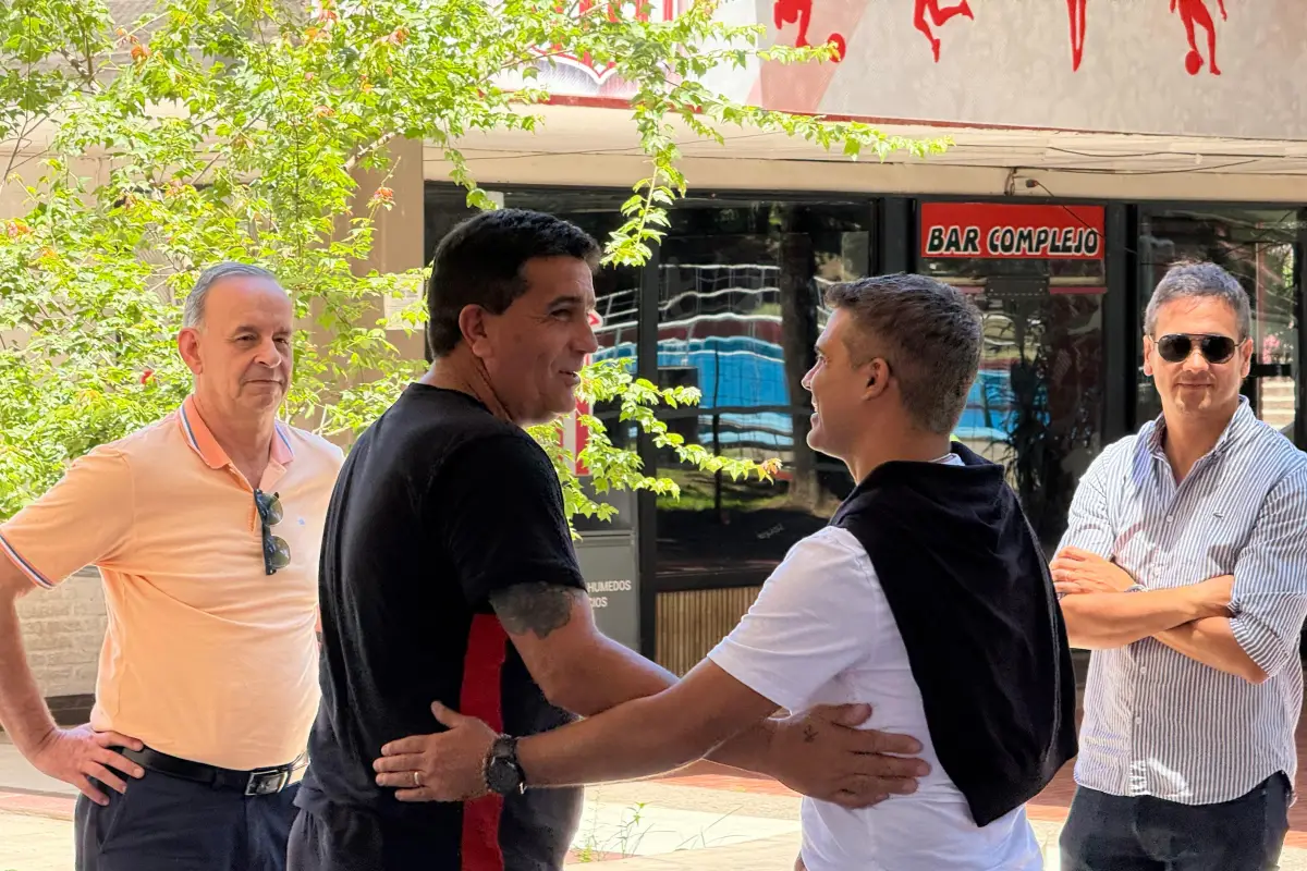 SALUDO AMISTOSO. Campodónico recibe a Pérez Castro ante las miradas de Oscar Mirkin y Rafael Ponce de León.