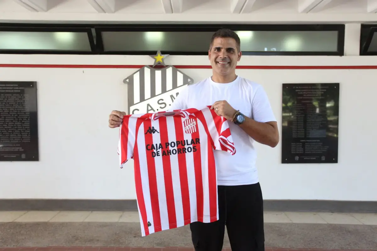 PRESENTACIÓN. Pérez Castro posa con la camiseta en su inicio oficial.