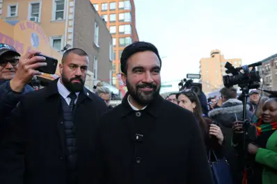 Mamdani, alcalde electo de Nueva York, enseña a migrantes cómo evitar la deportación