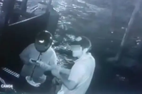 Le ofreció ayuda a una mujer varada con su moto y terminó robándole el celular