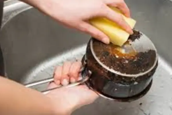 Ollas y sartenes brillantes: la mezcla fácil y sencilla con bicarbonato que funciona siempe