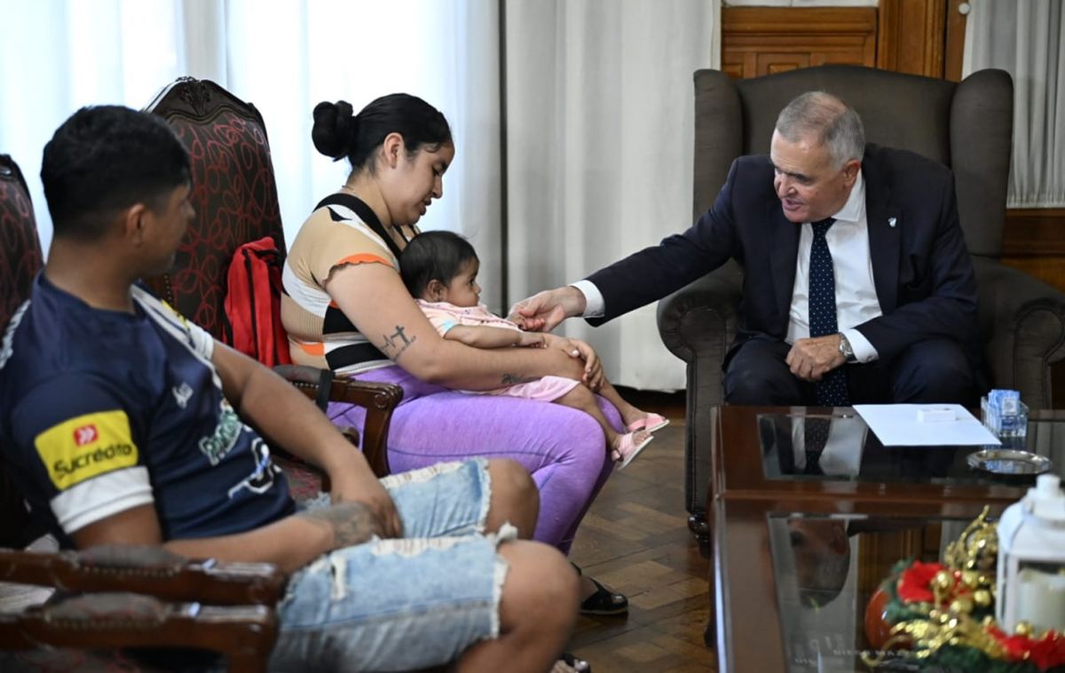 La pequeña Ainoa volvió a Tucumán tras un trasplante de hígado y fue recibida por Jaldo