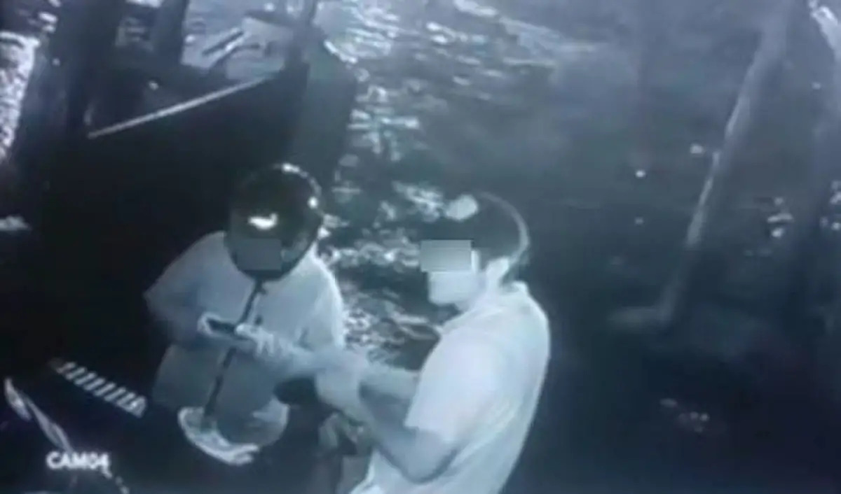 Al calabozo: ofreció ayuda a una mujer que se quedó con su moto y de un manotazo le robó el celular