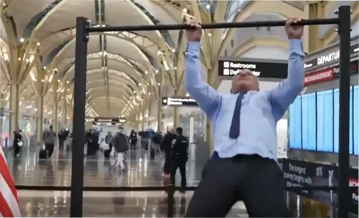 Robert Kennedy Jr. sorprendió al realizar 20 dominadas. 