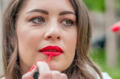 ¿El lápiz labial rojo realmente atrae a los hombres?