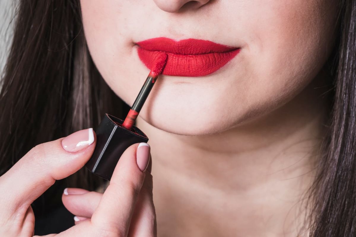 ¿El lápiz labial rojo realmente atrae a los hombres? Esto dice la ciencia. FOTO FREEPIK