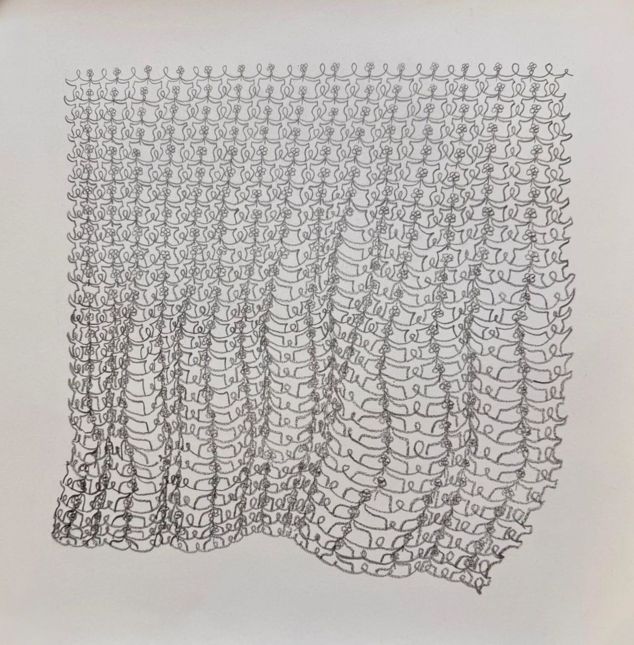 “TEJIDO”. Un abrigo constituido por miles de pequeñas figuritas humanas, dibujadas con un lápiz muy blando.