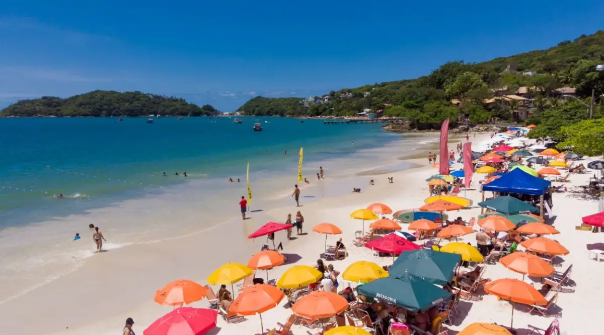 PARAÍSOS BRASILEÑOS. La multiplicidad de playas que ofrece el territorio brasileño es un imán para los tucumanos.