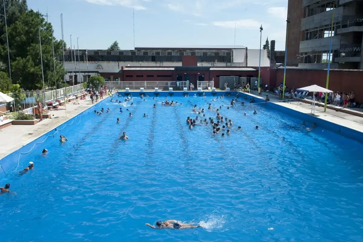 PILETA OLÍMPICA. La pileta del Complejo Ledesma tiene 50 metros de largo y hasta siete de profundidad. / ARCHIVO LA GACETA