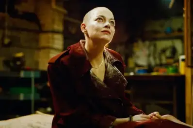 Cine: Yorgos Lanthimos y Emma Stone regresan en “Bugonia”