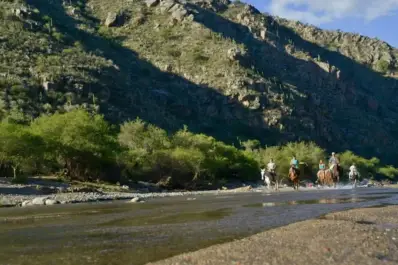 Vacaciones 2026: el oasis sanjuanino que cautiva con su naturaleza y su riqueza geológica