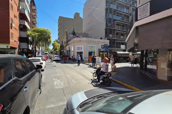 El corte total del tránsito por San Lorenzo al 500 provoca caos en la circulación por Barrio Sur