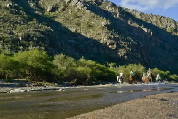 Vacaciones 2026: el oasis sanjuanino que cautiva con su naturaleza y su riqueza geológica