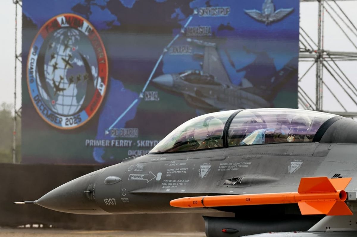 CON LA BANDERA ARGENTINA. Uno de los pilotos muestra la bandera desde a cabina de un F-16-