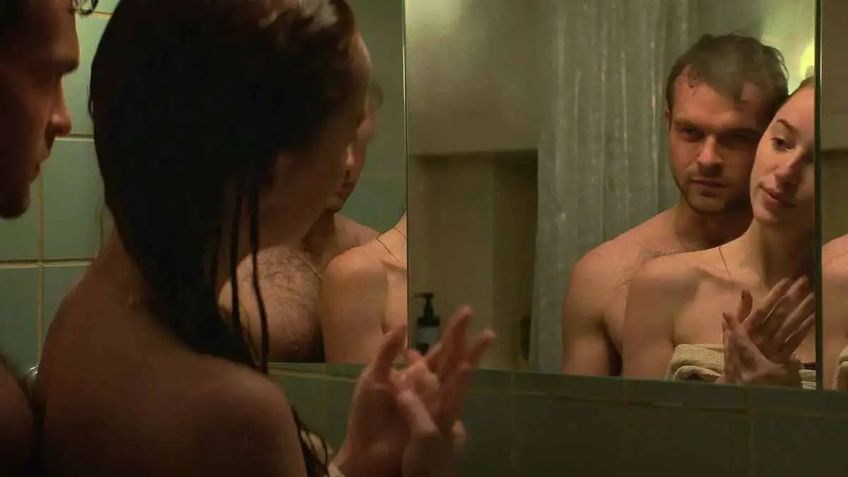 Netflix: el thriller psicológico “subido de tono” con Phoebe Dynevor que causa furor en la plataforma