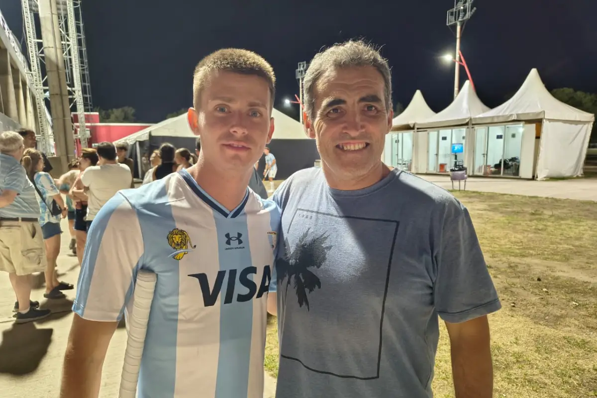 ORGULLO. Ignacio Nardolillo junto a su padre, Miguel Dulor, tras el partido en Santiago del Estero: una noche especial con la camiseta de Los Leones y la familia en la tribuna.