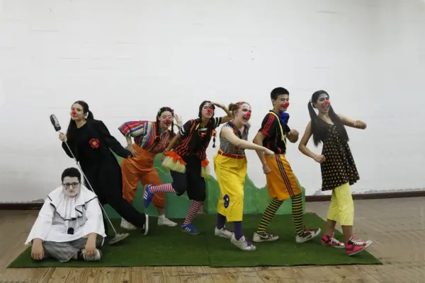 Teatro: un “Mundo alegre” que cambia a Pueblo Serio