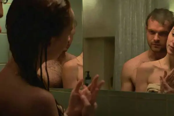 Netflix suma un thriller “subido de tono” con Phoebe Dynevor que arrasa en reproducciones