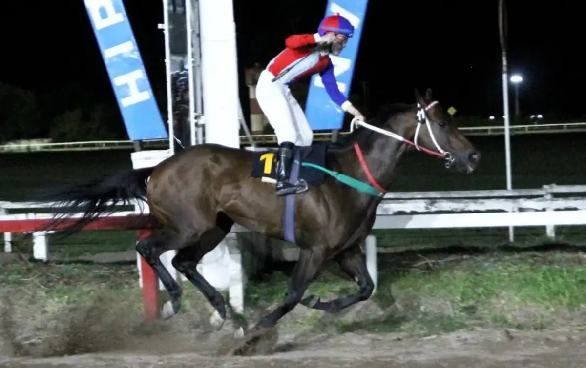 POR OTRO FESTEJO. El jinete Julián Bethencourt montará a Impetuosa en la Polla de Potrancas.