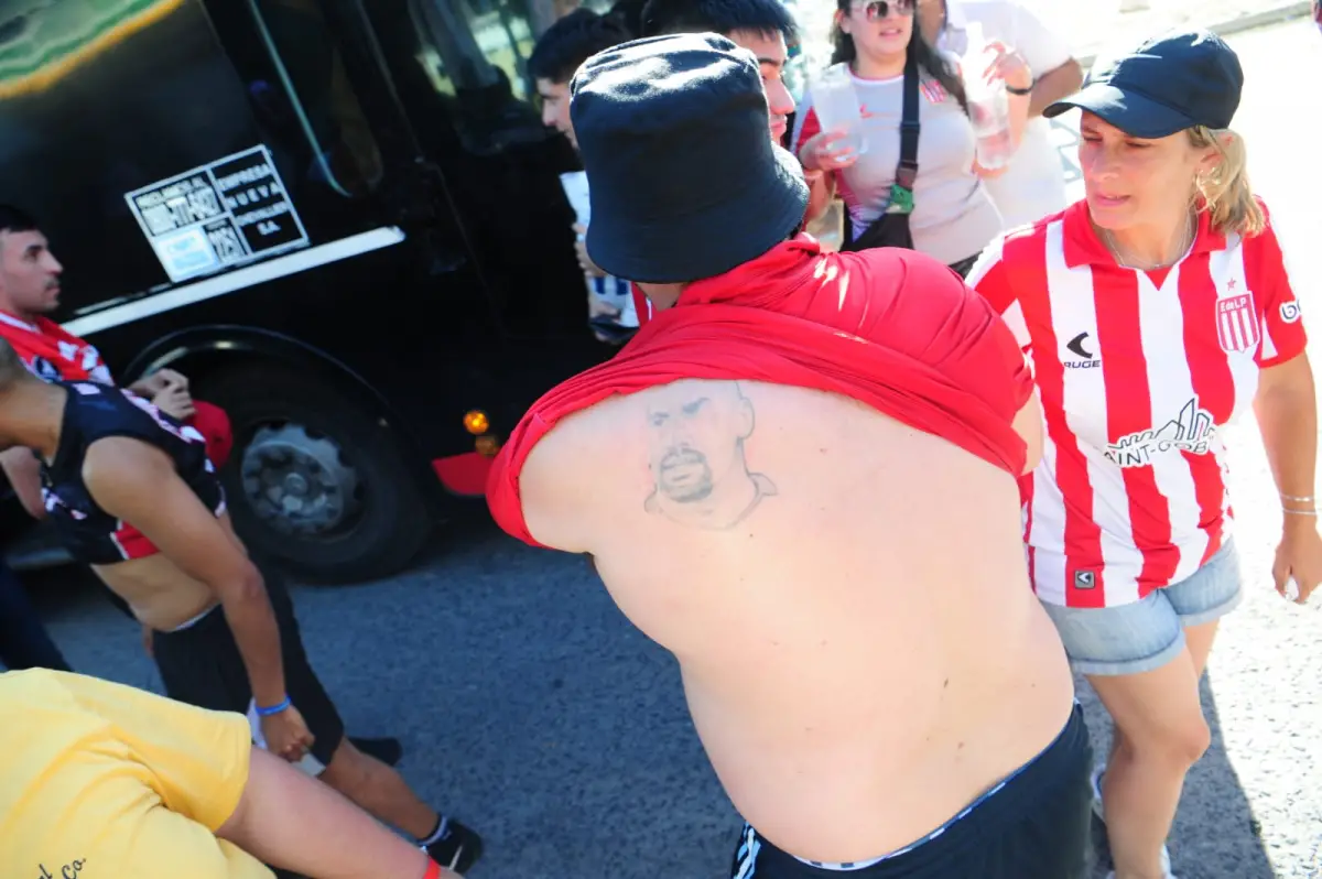 Pablo Sueldo muestra su tatuaje de Juan Sebastián Verón. 