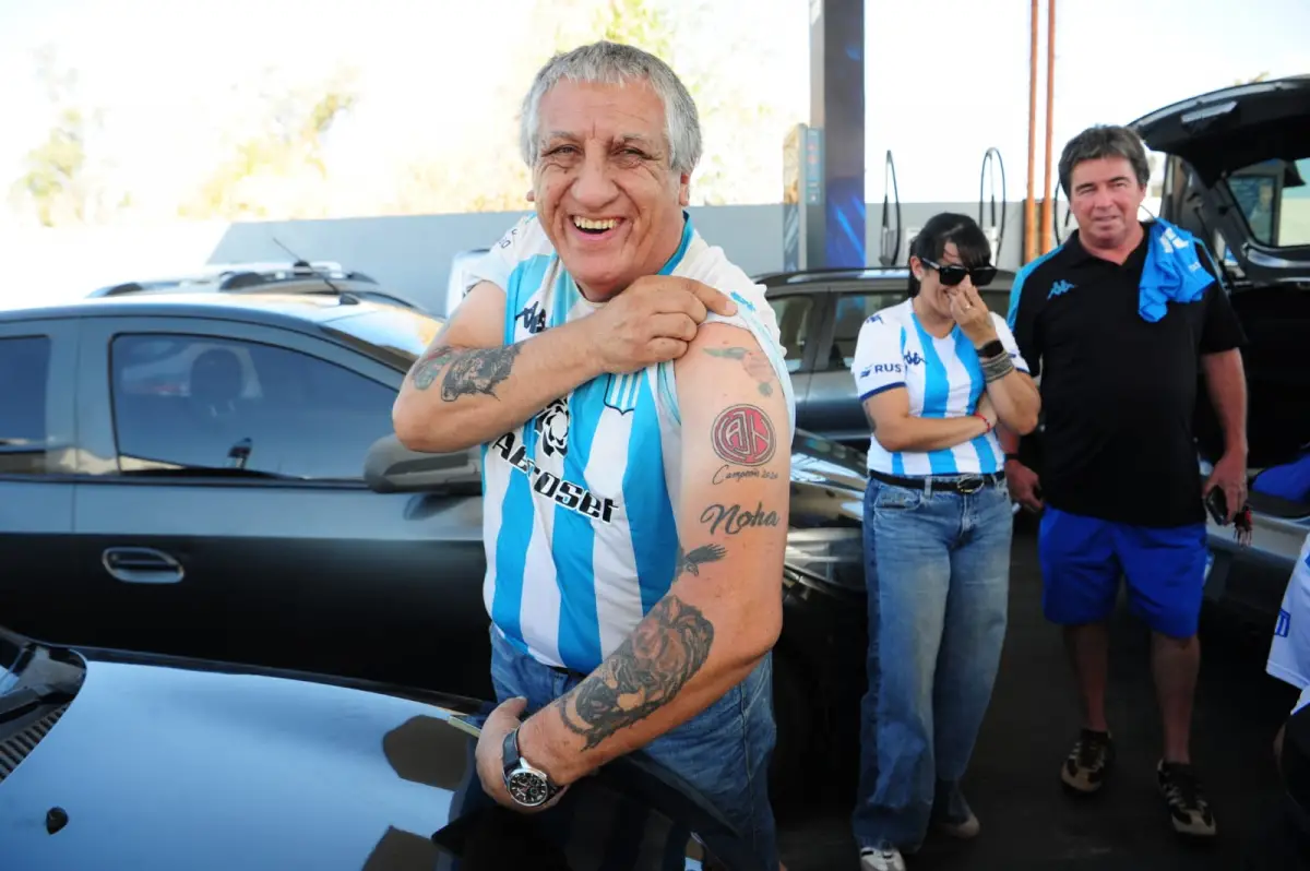 Roberto está mostrando un tatuaje de su escudo de Jorge Newbery. 