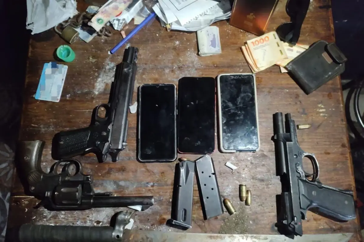 DOS DETENIDOS. En el operativo secuestraron tres armas de fuego, dos pistolas y un revólver.